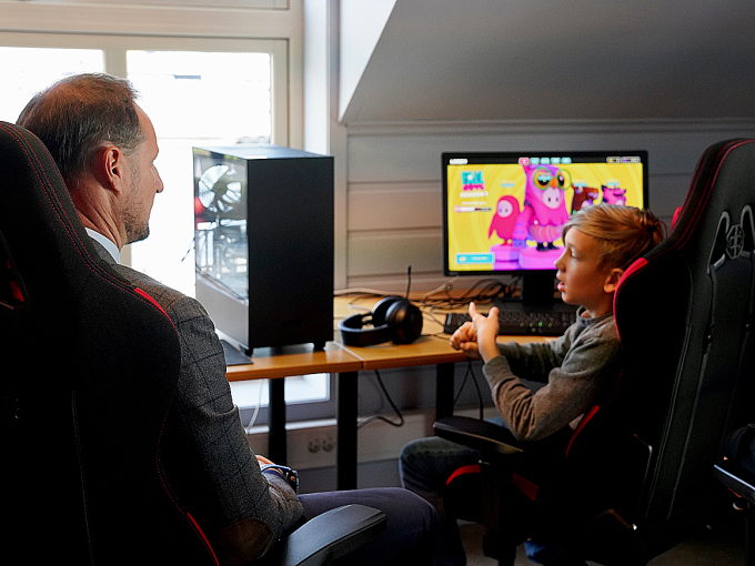 Kronprins Haakon møtte ungdom som driv med e-sport i Florø. Her er det organisert trening i både 